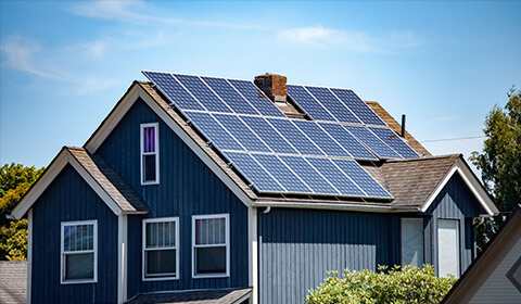 Sistema di montaggio per pannelli solari su tetto in tegole