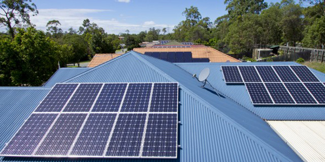 Sistema di montaggio sul tetto in metallo per pannelli solari