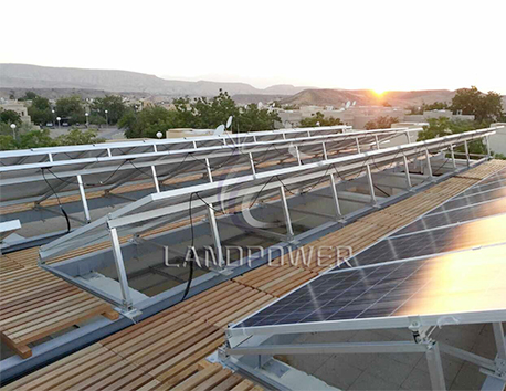 Impianto solare da 100 KW su tetto piano in Medio Oriente